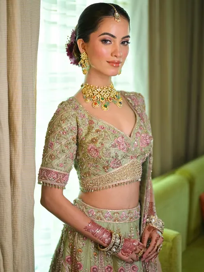 A closer look at this soft glam phera makeup. The focus is on luminous skin, with a hint of pink on the eyes and cheeks, and a floral bun to complete the romantic aesthetic.