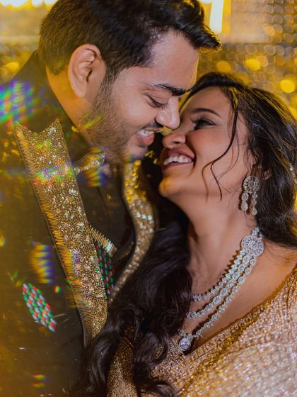 A close-up filled with laughter and joy, enhanced by a prism effect for an artistic touch. We love to play with light and creative techniques to make your photos unique.