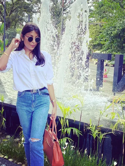 Be your own stylist by mastering the classics. A crisp white shirt paired with ripped jeans is a timeless combination that always works. Adding a quality belt and a statement bag makes the look feel intentional and stylish.