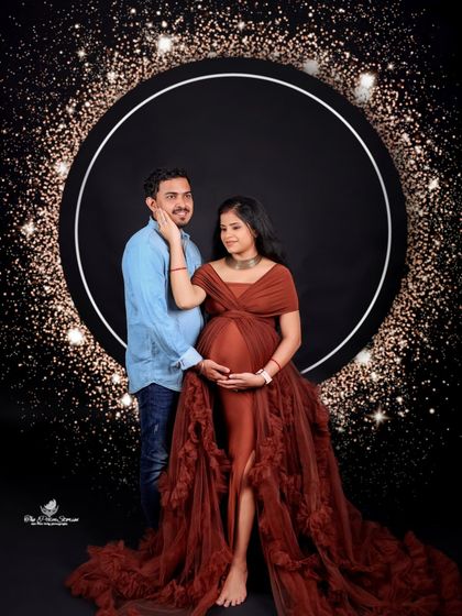 A glamorous couple's portrait against our sparkling "starlight" ring backdrop. This setup adds a touch of magic and celebration to the maternity shoot.