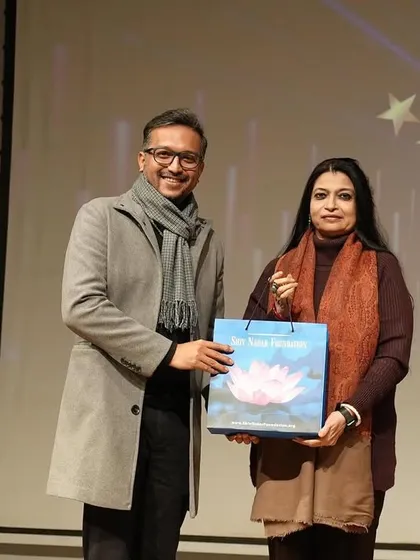 Receiving a token of gratitude for my role as a judge at the Shiv Nadar Foundation event.