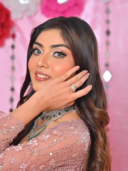 Soft glam vibes for a touch of dreaminess. This look is all about creating a flawless base and enhancing the eyes in a subtle way.