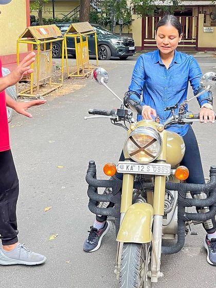 A student receives instruction while seated on the bike. This practical, in-the-saddle teaching is highly effective for learning.