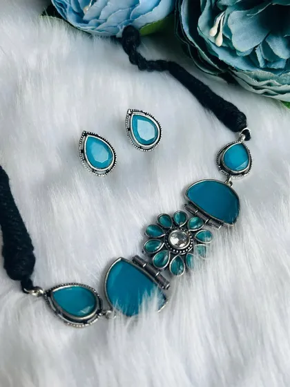 A full view of the blue stone choker set. The adjustable black thread ensures a perfect fit, making it a comfortable and stylish choice.