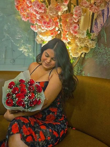 A sweet moment captured in the floral dress. This look is perfect for a cafe date or a party, combining a classic silhouette with a romantic, eye-catching pattern.