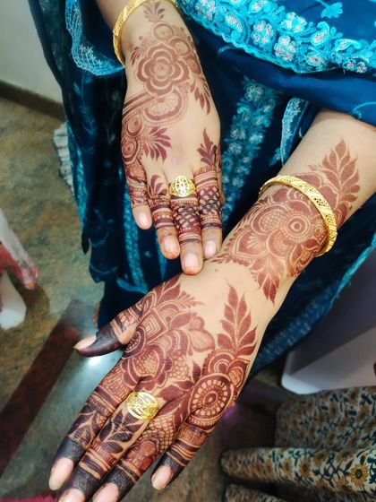 Hajira Mehendi Artist - Mehndi Artist Services The Signature Stain: Rich, Dark, and Organic photo 7