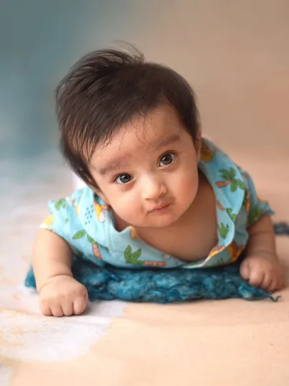 How precious is this cute little face? This little beachgoer is giving the camera a curious look during his summer-themed session.