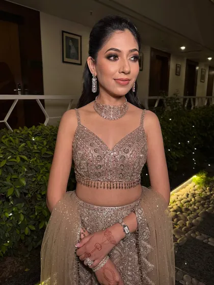 A closer look at this clean and chic makeup. The brown smokey eye is beautifully blended, and the skin has a natural, healthy glow.