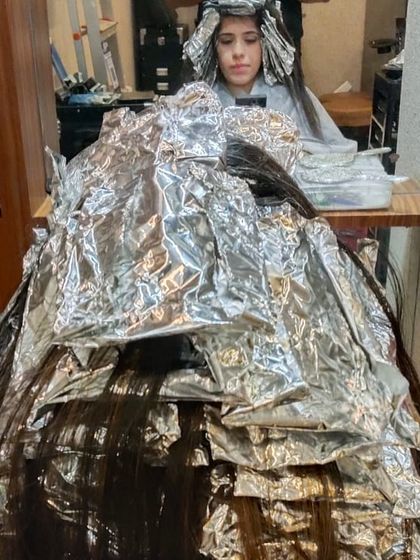 The foiling process is where the magic of highlights happens. Each foil is carefully placed to create a natural yet impactful look, ensuring the colour is applied exactly where it will create the most dimension.