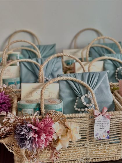 Our luxurious jute hamper baskets are perfect for wedding return favors. This shot highlights the custom tag and floral details, showing how we personalize each gift to match the theme of your special day.