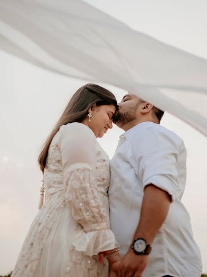 A tender forehead kiss under the veil, a classic shot that is always full of emotion and romance.