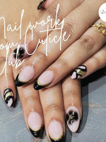 This design features a striking black French tip with a fine gold glitter line. I also added abstract black and gold art and a 3D flower for a truly custom and artistic set.