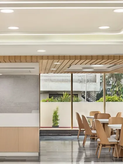 This cafeteria space at Fortis Ludhiana is lined with windows, providing diners with natural light and views. This simple strategy enhances the dining experience and provides a moment of respite.