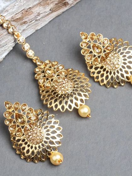 The complete golden filigree set, including the earrings and matching maang tika. A perfect, coordinated look for any special occasion.