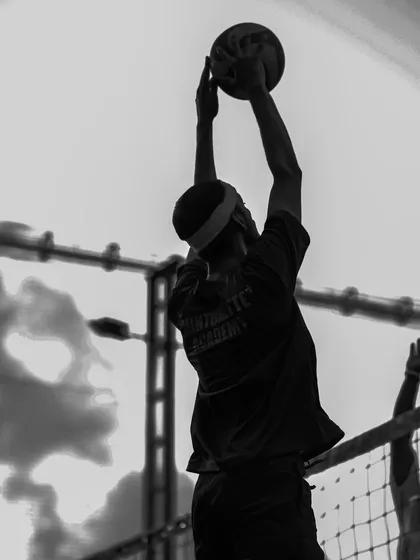 The silhouette of a player at the peak of his set, a moment of perfect balance and control.
