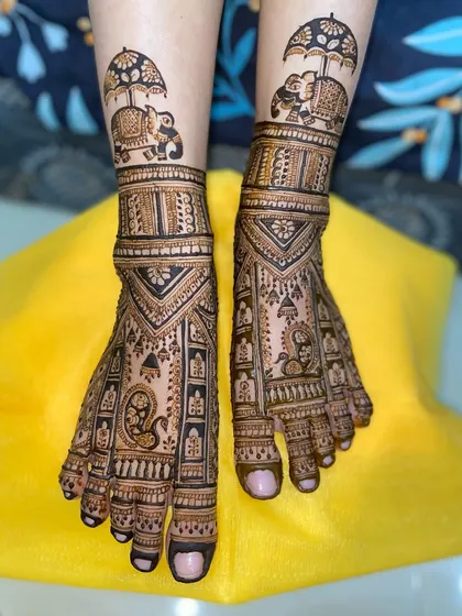 A unique foot design with royal elephants carrying umbrellas, complemented by paisley motifs on the rest of the foot.