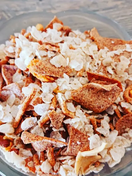 A light and airy roasted poha (rice flake) mixture. It's a low-calorie snack seasoned with spices, perfect for anytime munching.