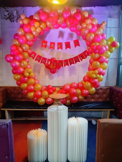 A red and gold balloon ring for an anniversary celebration.