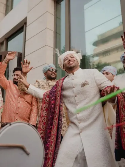 The groom enjoying his baraat to the fullest, dancing with the dhol players. We ensure the procession is full of energy and excitement.