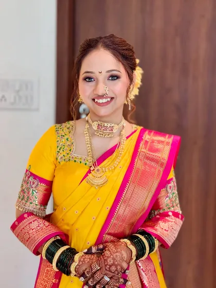 The quintessential happy Maharashtrian bride. This look features a traditional nath, a subtle chandrakor bindi, and a dewy makeup base that shines, paired with my expert Nauvari saree draping.