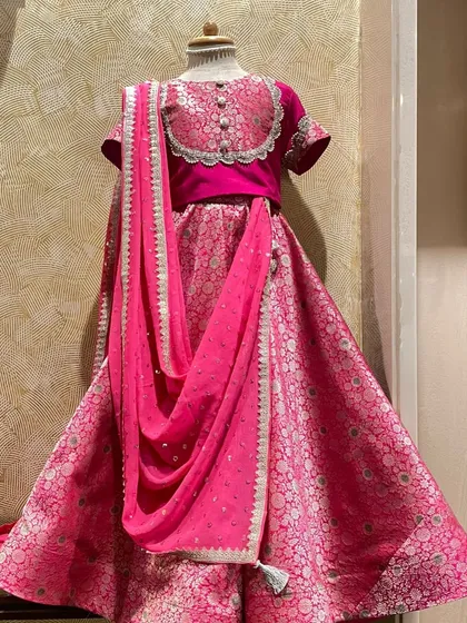 Look at this beautiful pink brocade lehenga! A mom brought me the fabric, full of sentimental value, and we designed this custom ethnic outfit for her 6-year-old. It’s all about creating that one-of-a-kind piece for your natkhat cutie. 💖