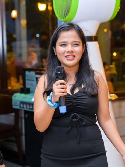 A smile on her face as she holds the mic. This is the relaxed and happy atmosphere I strive to create at every single event I host.