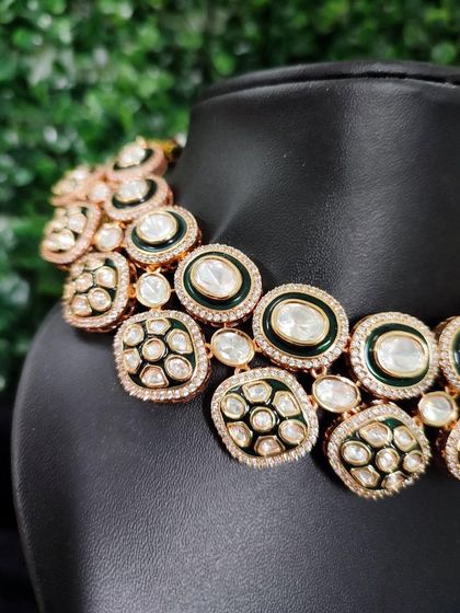 Another angle of this chic kundan set, highlighting its modern and versatile design.