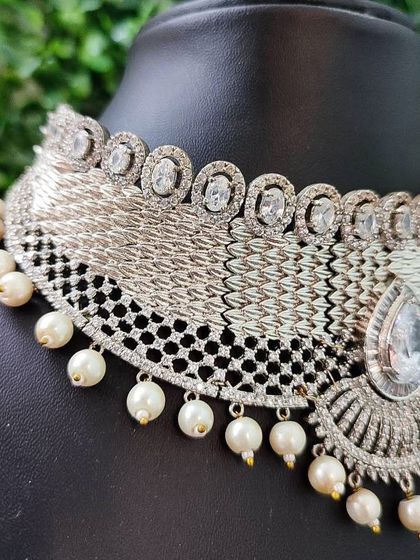 A close-up of the delicate mesh and the sparkling pendant of this unique AD and pearl choker.