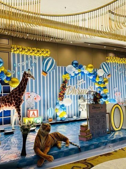 A full view of the safari and hot air balloon theme, showcasing the grand scale of the decorations in a beautiful event hall.
