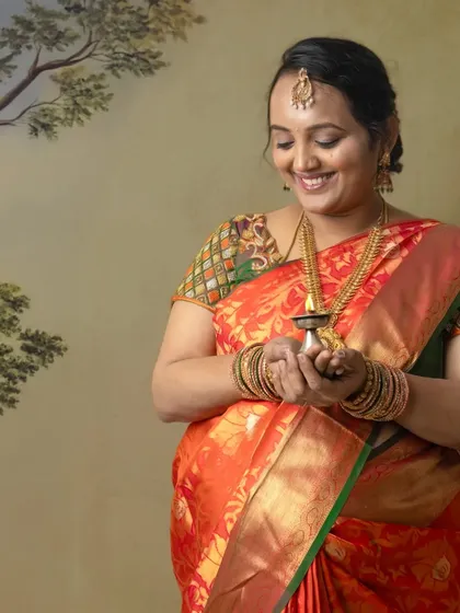 A traditional maternity celebration. We incorporated a beautiful Kanjivaram saree and a ceremonial diya to create these culturally rich and heartfelt portraits for the mom-to-be.