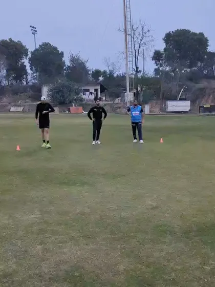 A moment of rest and strategy discussion during a field session. It's important to combine physical work with tactical understanding to become a smarter, more effective athlete.