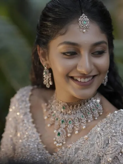 My course also covers modern, elegant looks perfect for receptions and cocktail events. Here, you can see a soft glam style with a focus on luminous skin and a joyful, fresh feel, proving your versatility as an artist.