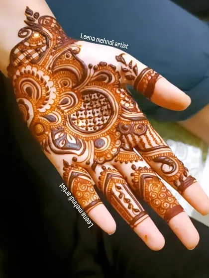 Another angle of a lovely Arabic guest design. The focus is on the central mandala-like motif, with delicate patterns on the fingers.