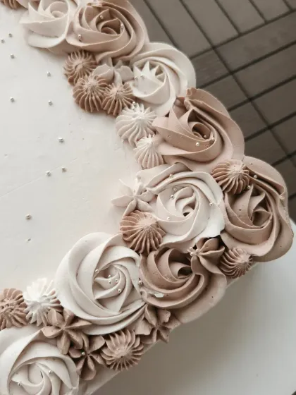 A detailed shot of the intricate rosette border on the large corporate cake.