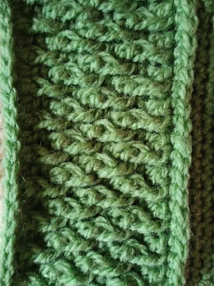 A close-up of the beautiful texture created by the Alpine stitch. This stitch gives the hat a wonderfully thick and warm fabric, perfect for colder weather.