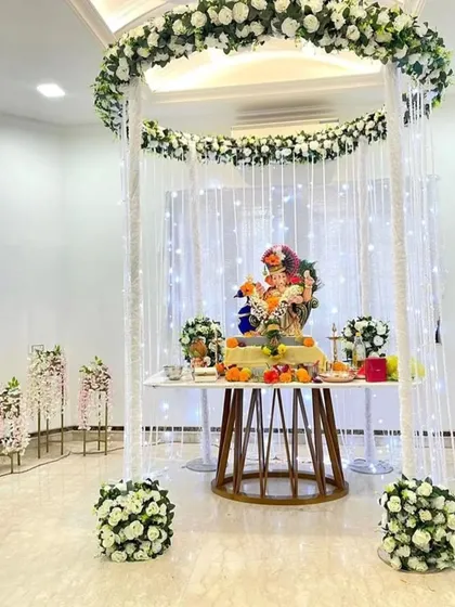 This contemporary design is perfect for a modern home, using a floating floral halo and light curtains to create a sense of space and elegance.