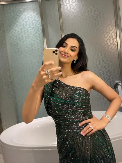 A fun behind-the-scenes selfie moment. It shows the complete look, including the sparkling rings and bracelet that perfected this red carpet style.