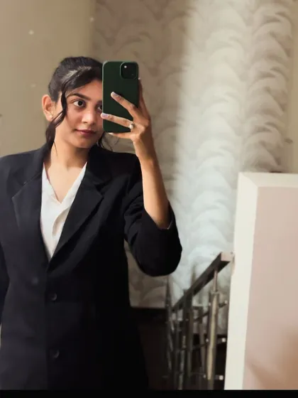 Another mirror selfie, ready to take on the day. My message is simple: I'll sue you soon! It's the confident and playful attitude of a modern advocate.