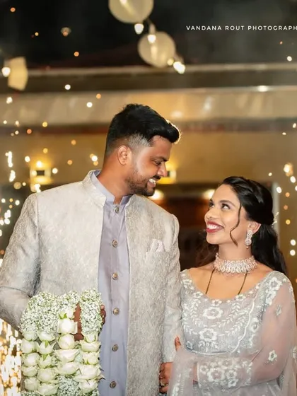 Let's create some magic after the sun goes down. I use creative lighting and effects like sparklers to craft dramatic and romantic night portraits that make for a stunning finale to your engagement or pre-wedding album.