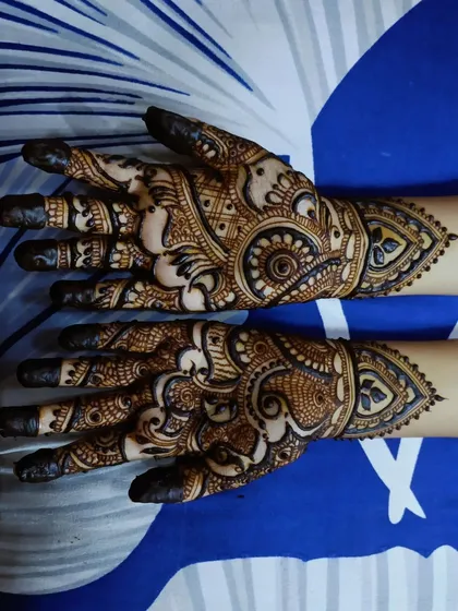 A horizontal view of the party-wear mehendi, showing the design from a different angle.