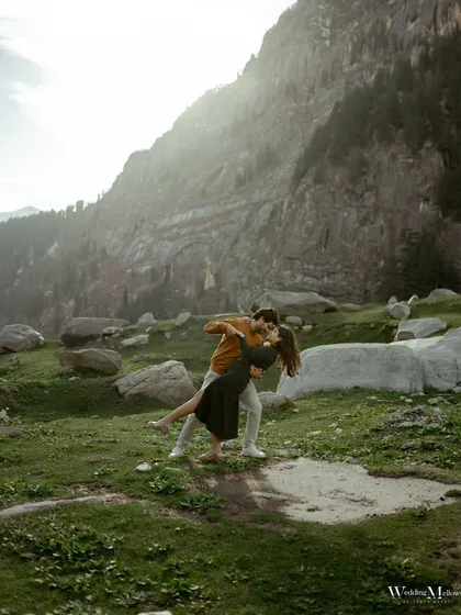 A dramatic dip with the mountains of Manali as a witness. This shot is full of movement and romance, capturing a classic "filmi" moment against a stunning natural backdrop.
