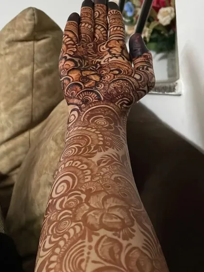 Another view of the guest's full-arm henna. Even for guests, I love to create detailed and beautiful designs that make them feel special.