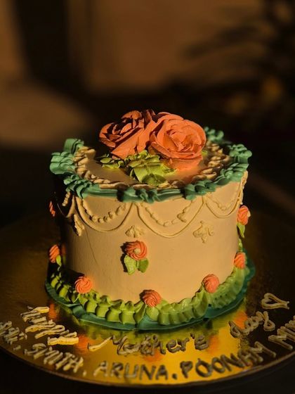 The vintage cake glowing in the evening light. The details in the piping really stand out.