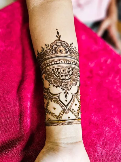 A lovely cuff-style design on the arm, perfect for someone who wants a touch of henna without full coverage.