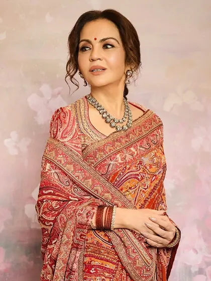 It was an honor to design these custom press-on nails for Mrs. Nita Ambani. The design featured a baby pink chrome base with chunky gold glitter, offering a sophisticated and glamorous look with the convenience of a press-on set.