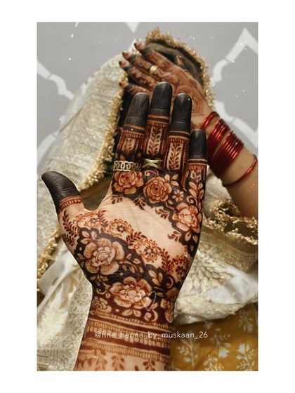 A beautiful floral design that focuses on one side of the hand, leaving space for a modern feel.