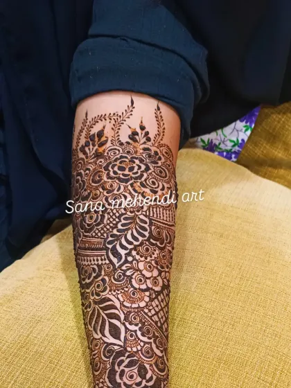 You will learn to build dense, beautiful patterns that flow seamlessly from the elbow to the fingertips. This full-arm design combines various elements like roses, leaves, and shaded paisleys, teaching you how to create a rich and cohesive composition.