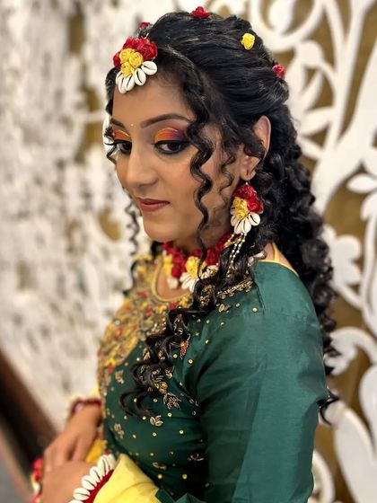 Vibrant Haldi Looks photo 12