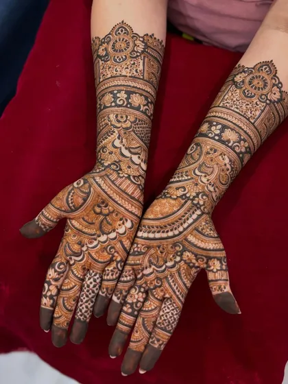 This engagement mehendi has a beautiful flow, with swirling paisleys and floral patterns. The dark application of the henna promises a stunning stain for the ceremony.