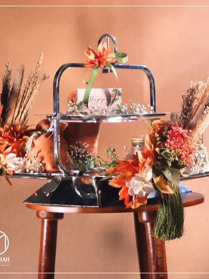 This two-tiered stand is decorated with traditional Lohri elements like kites and wheat stalks, making it a truly festive and thoughtful gift.